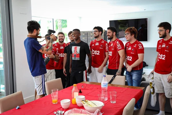 Reforço? Time de LoL do Flamengo visita Vinicius Jr. antes do Mundial