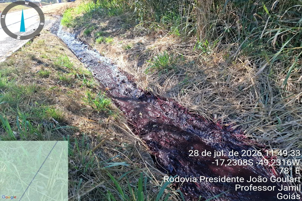 Rio Dourados, manancial que abastece Professor Jamil, entrou em alerta após produtos químicos vazarem da carreta incendiada e atingirem um córrego que deságua no rio Rio Dourados, manancial que abastece Professor Jamil, entrou em alerta após produtos químicos vazarem da carreta incendiada e atingirem um córrego que deságua no rio