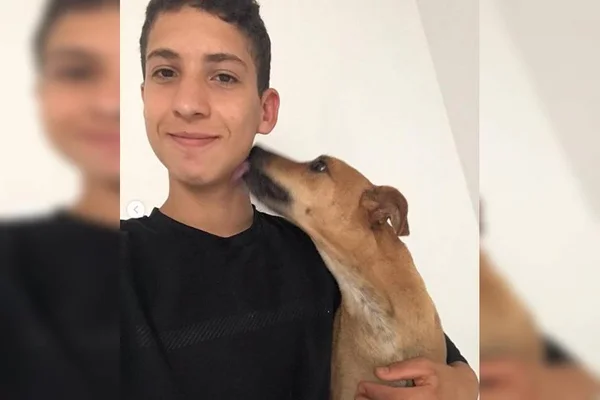 Cachorro lambe rosto de Eduardo