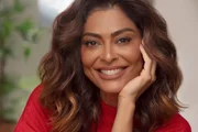 Juliana Paes posa de look vermelho e cabelos soltos