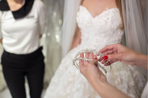 Foto colorida de uma mulher usando vestido de casamento - Metrópoles