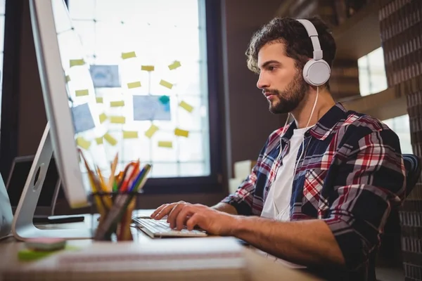 Escutar música no trabalho pode aumentar sua produtividade, diz estudo