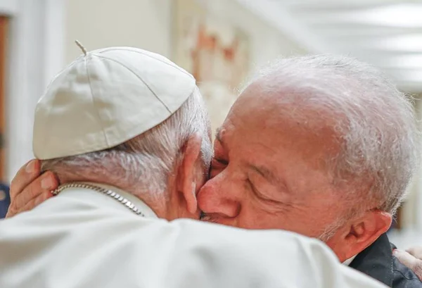 Lula se reúne com papa Francisco no Vaticano