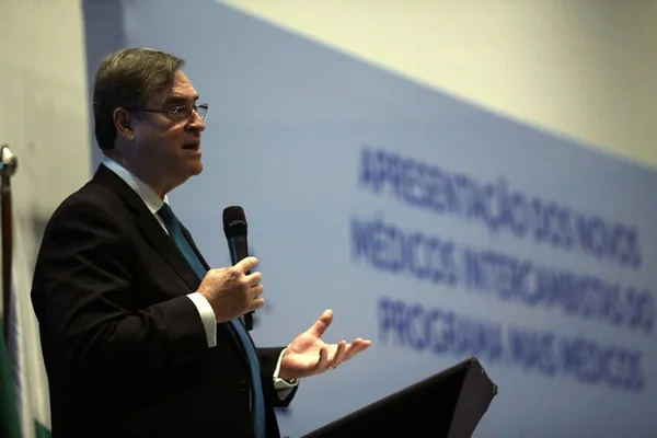 Diretor da Opas no Brasil rebate fala de Mourão sobre médicos cubanos