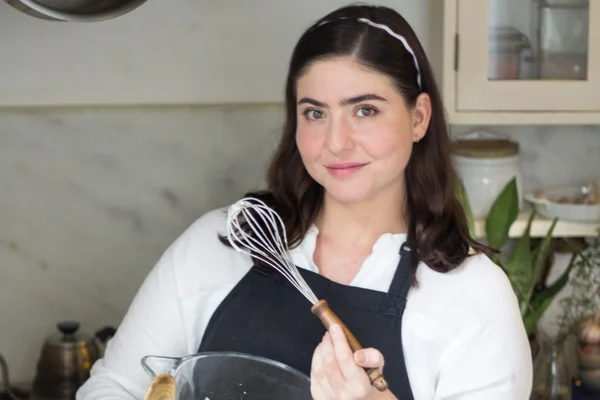 Ex-MasterChef, Izabel Álvares lança livro de receitas low carb