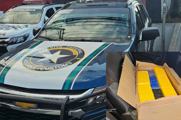 Foto colorida da carro da receita federal com quadro de tijolos de cocaína dentro de caixa - Metrópoles