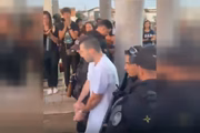 preso-8-de-janeiro-enterro-avo-2 Escoltado por dezenas de policiais, preso do 8/1 vai a velório da avó