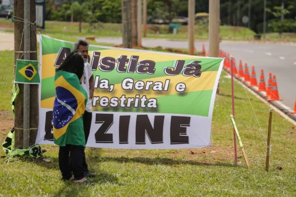 Apoiadores do ex-presidente Jair Bolsonaro em frente à Superintendência da Polícia Federal