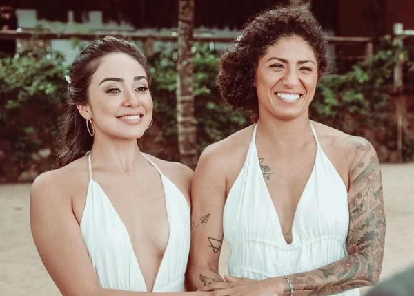 Atacante da seleção se casa com advogada