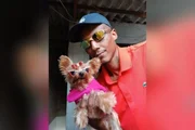 Nos vídeos, Zoe aparece com vestidos, óculos de sol e até bolsas Nos vídeos, Zoe aparece com vestidos, óculos de sol e até bolsas