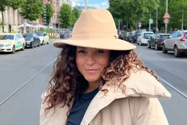 Domitila Barros posa de casaco e chapéu nude- metrópoles
