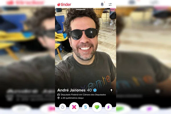 Investigado por rachadinha, André Janones aparece em perfil no Tinder