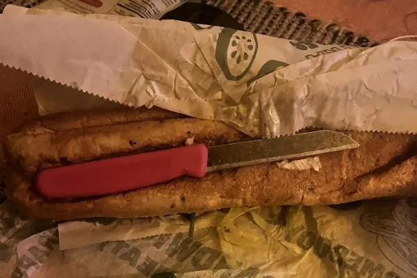 Sanduiche desembalada com faca prensada