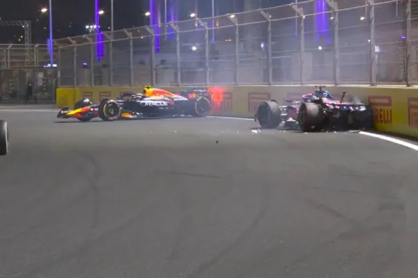 Foto colorida do acidente entre Gasly e Tusnoda no GP da Arábia Saudita de F1 - Metrópoles