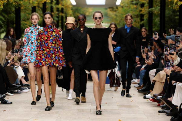 Modelos caminham na passarela da Celine para o Paris Fashion Week - Metrópoles