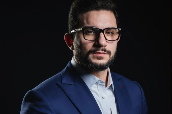 Alef Kevin revela técnicas usadas por celebridades para se destacarem na mídia