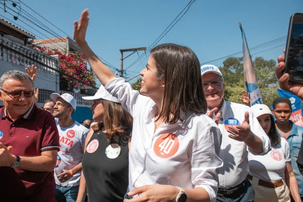 imagem colorida mostra tabata amaral acenando durante comício na zona sul da cidade