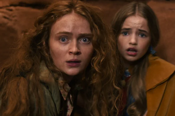 Imagem colorida de Sadie Sink como Max Mayfield e Nell Fisher como Holly Wheeler na 5ª temporada de Stranger Things - Metrópoles