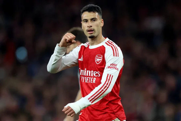 Gabriel Martinelli comemorando gol pelo Arsenal diante do Olympiakos na Champions League