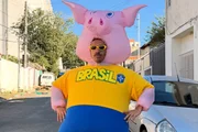 Joow J, o Porquinho da Paulista, posa ao torcer para a Seleção Brasileira Joow J, o Porquinho da Paulista, posa ao torcer para a Seleção Brasileira