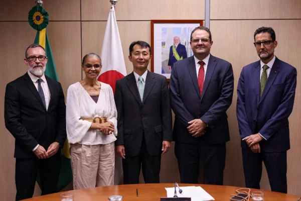 Foto colorida da ministra Marina Silva, o embaixador do Japão, Teiji Hayashi, o diretor de planejamento e estruturação de projetos do BNDES, Nelson Barbosa, e o secretário de Ásia e Pacífico do Ministério das Relações Exteriores, embaixador Eduardo Saboia - Metrópoles