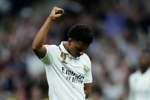 Em dia de homenagens a Vini, Real vence e garante vaga na Champions