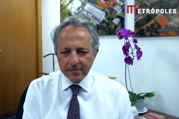 Foto do diretor do Instituto Butantan, Esper Kallás de camisa branca - Metrópoles