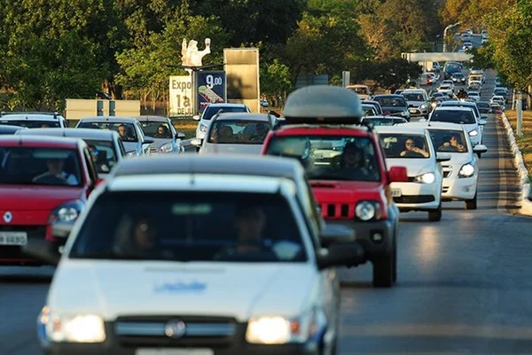 Multado por dirigir com o farol apagado de dia? GDF devolverá dinheiro