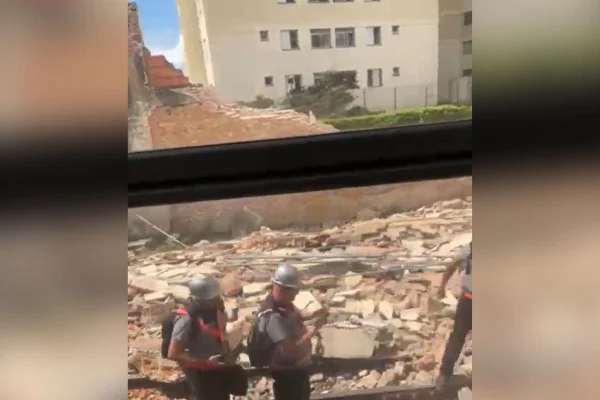 Imagem colorida mostra muro que caiu nos trilhos da CPTM na zona leste de São Paulo - Metrópoles