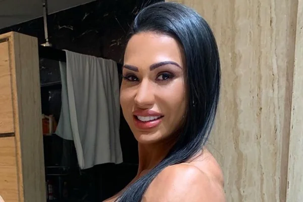 Gracyanne Barbosa mostra seios e sensualiza durante ensaio fotográfico