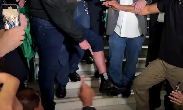 Saiba quem vai monitorar a tornozeleira de Bolsonaro em tempo real