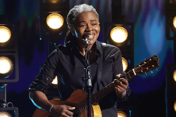 Cantora Tracy Chapman durante a apresentação no Grammy 2024