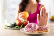 Existem alternativas naturais ao açúcar, como adoçantes naturais e frutas com baixo índice glicêmico