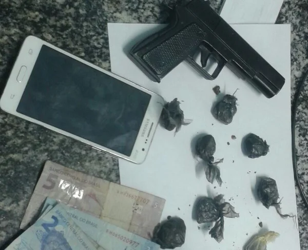 Aluno tenta entrar na escola com maconha na mochila e é apreendido
