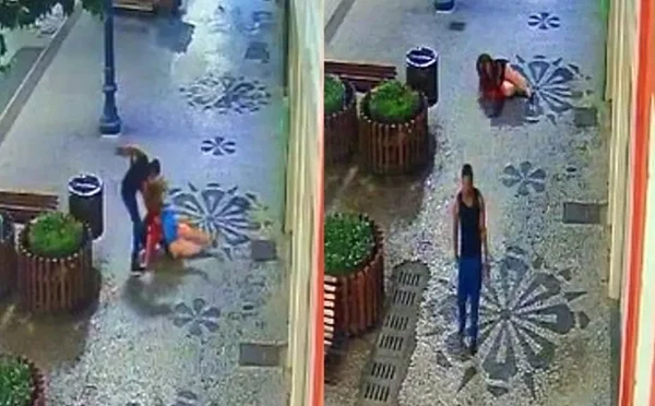 foto colorida de homem andando em calçada