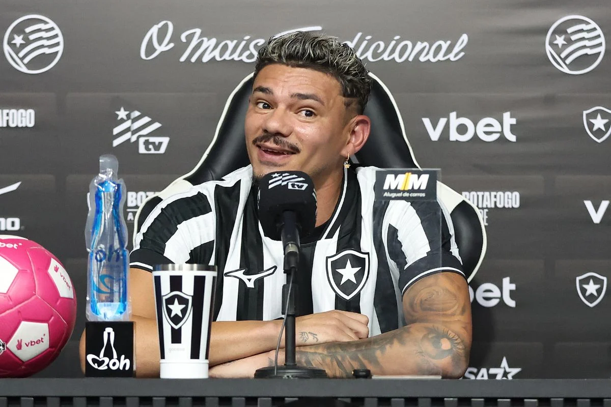 Tiquinho Soares é apresentado e recebe a camisa número 9 do Botafogo - imagem 3 Tiquinho Soares é apresentado e recebe a camisa número 9 do Botafogo - imagem 3