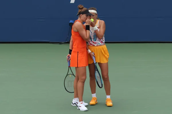 Imagem colorida de Bia Haddad e Azarenka em quadra
