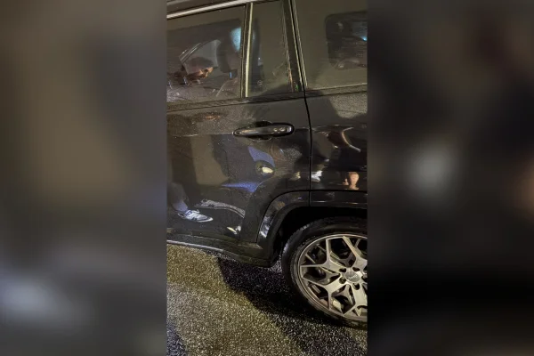 Imagem colorida mostra carro de deputado que sofreu tentativa de assalto com marcas de tiro - Metrópoles