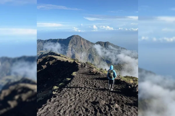 Foto colorida de Juliana na trilha, antes de cair em vulcão - Metrópoles