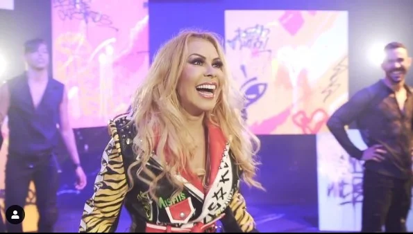 Joelma sorrindo