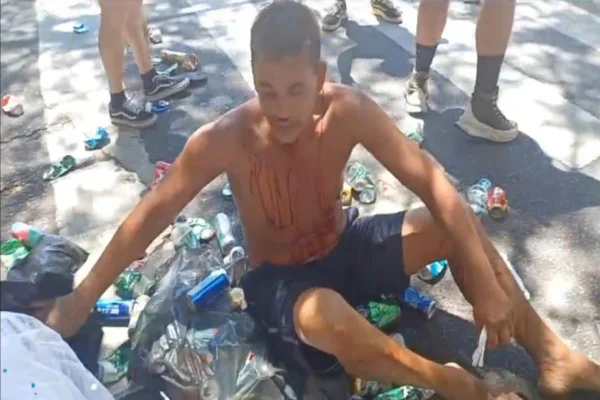 Homem agredido em bloco