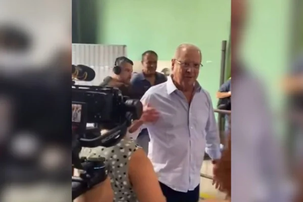 Imagem colorida mostra José Dirceu na chegada ao galpão do MST, onde celebra seu aniversário de 79 anos - Metrópoles
