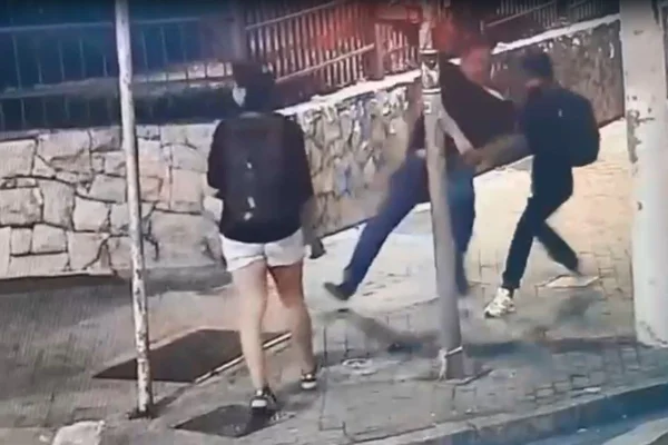 Imagem colorida mostra momento em que advogado é agredido e roubado antes de ser encontrado morto. Metrópoles