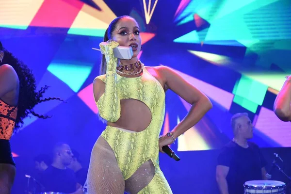 Anitta coloca bumbum pra jogo e se fantasia de cobra venenosa