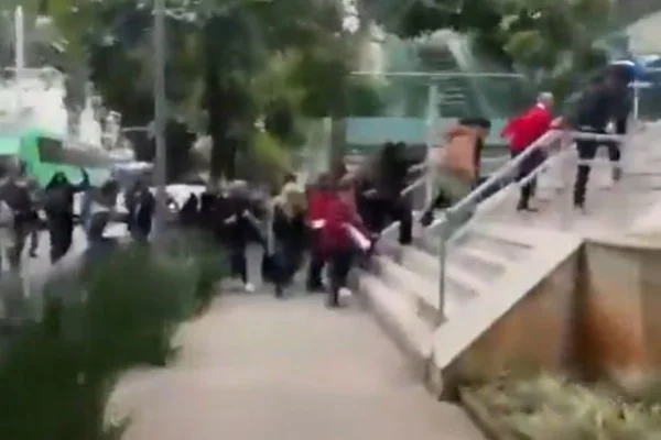 Imagem colorida mostra manifestantes invadindo sete do banco Itaú na Faria Lima - Metrópoles