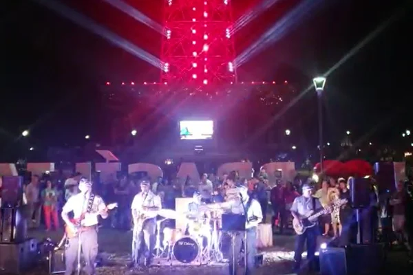 Vídeos: fardados, policiais militares tocam rock na Torre de TV