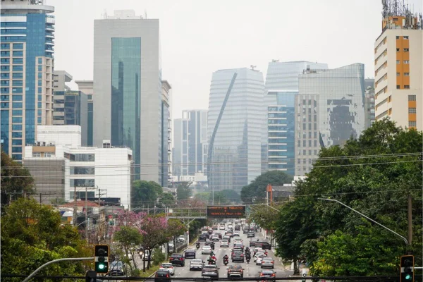 Imagem colorida mostra a cidade de São Paulo em um dia nublado - Metrópoles
