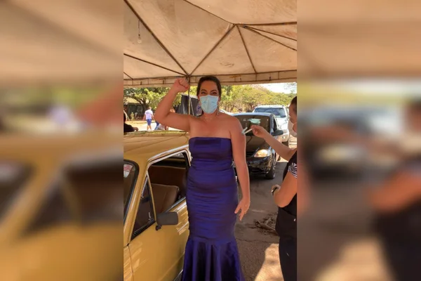 Vídeo: emocionada, jovem se vacina usando traje de gala no DF