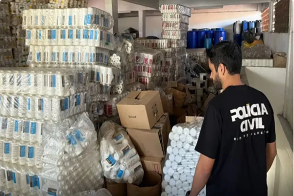 Imagem colorida, polícia fecha duas fábricas clandestinas de cosméticos no Rio- Metrópoles