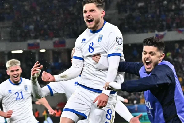 Foto colorida da seleção de Kosovo - Metrópoles